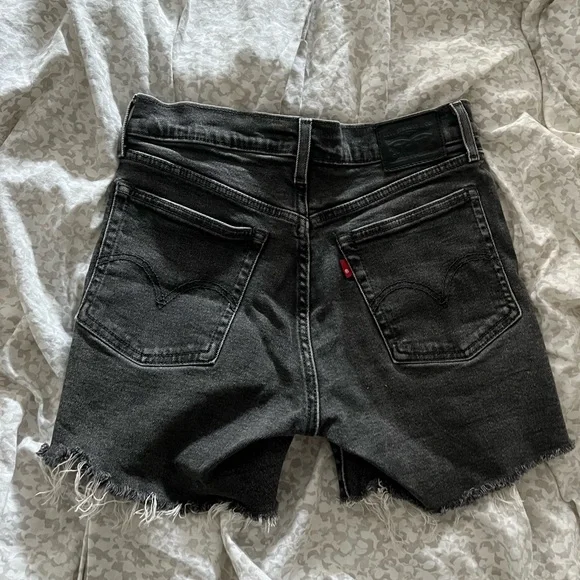 Levi’s cutoff raw hem faded black jean shorts women’s 26 - Picture 2 of 4